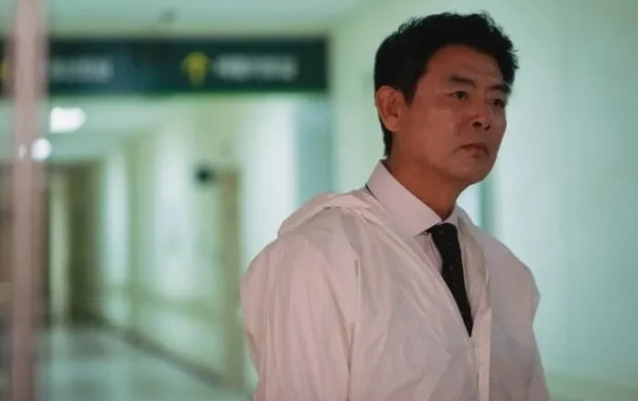 Bloody Flower abogado Park Han Jun (Sung Dong Il) @Disney+