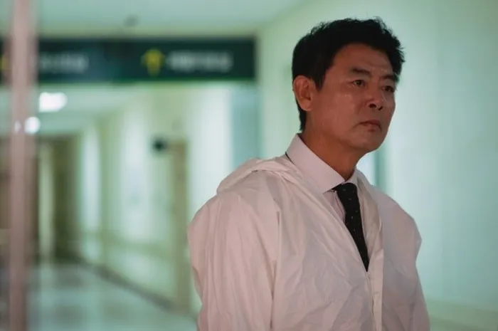 Bloody Flower abogado Park Han Jun (Sung Dong Il) @Disney+